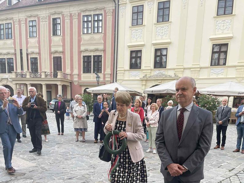 Prof. dr. Nikolics Károlyra, Sopron díszpolgárára emlékeztek a Fő téren