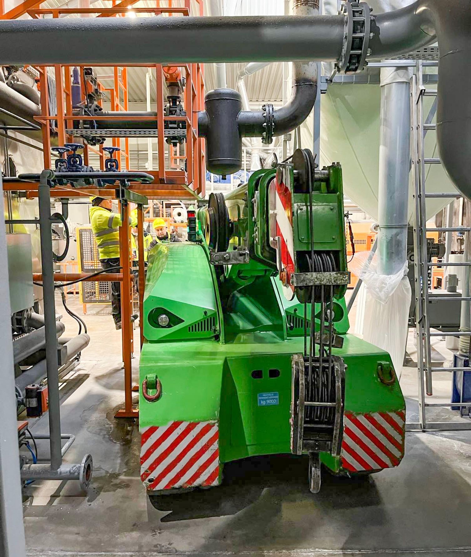 Polisztirol üzemben emeltünk gőztartályt 9 tonnás JMG pick&carry gépünkkel