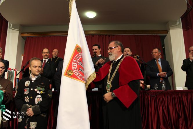 Prof. Dr. Faragó Sándor rektor és a zászló