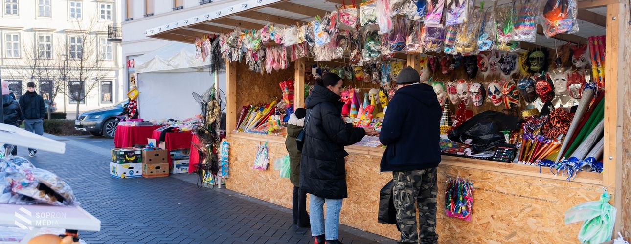Álarcok és konfettik Sopron utcáin - az árusok is készülnek az év utolsó éjszakájára