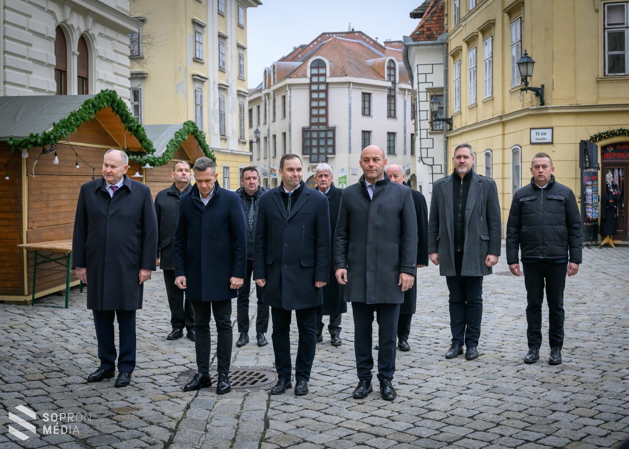 Koszorúzásokkal vette kezdetét a hűség napi programsorozat