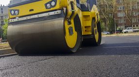 Aszfaltozás miatt nem lehet parkolni a Király Jenő utca környékén