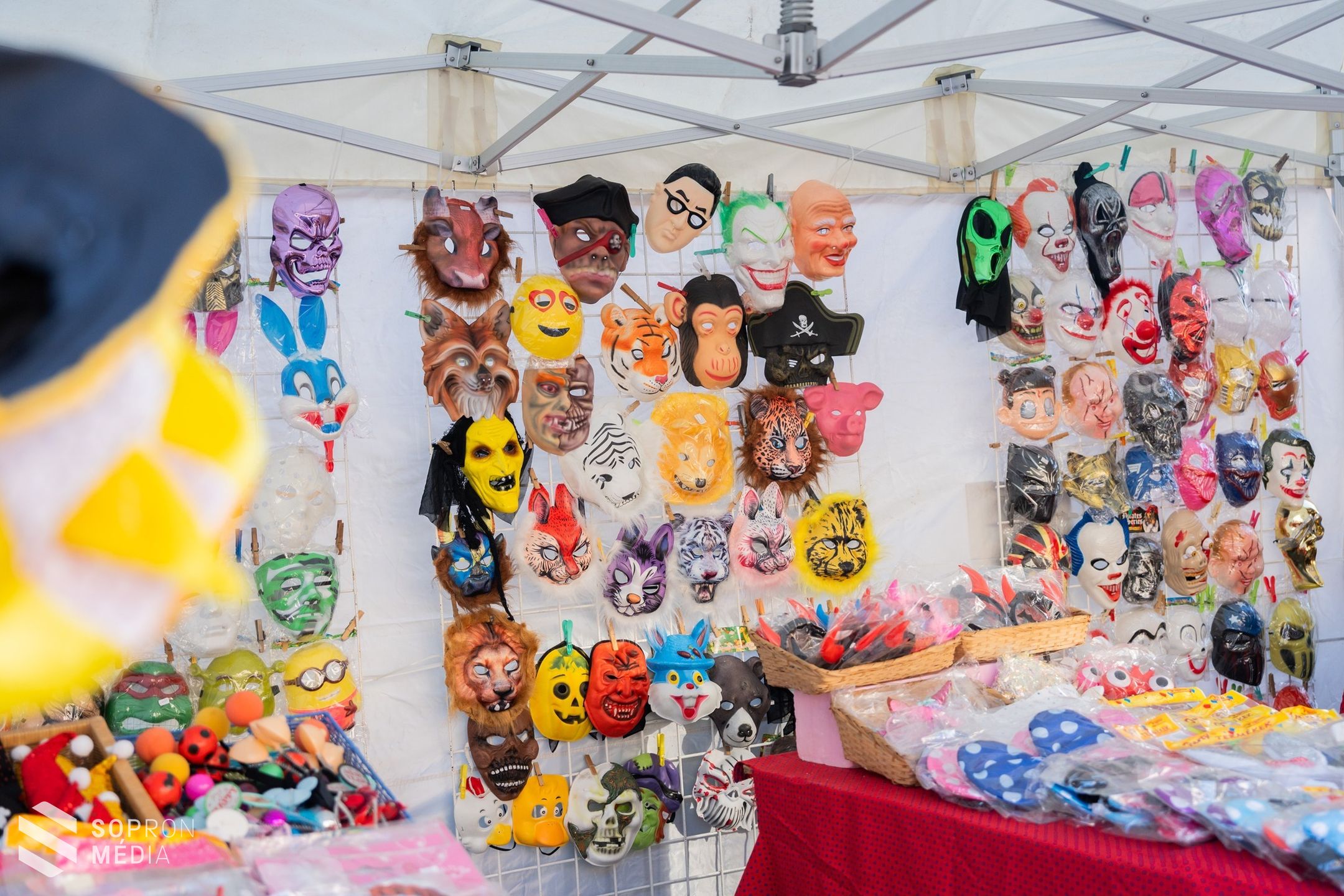 Álarcok és konfettik Sopron utcáin - az árusok is készülnek az év utolsó éjszakájára