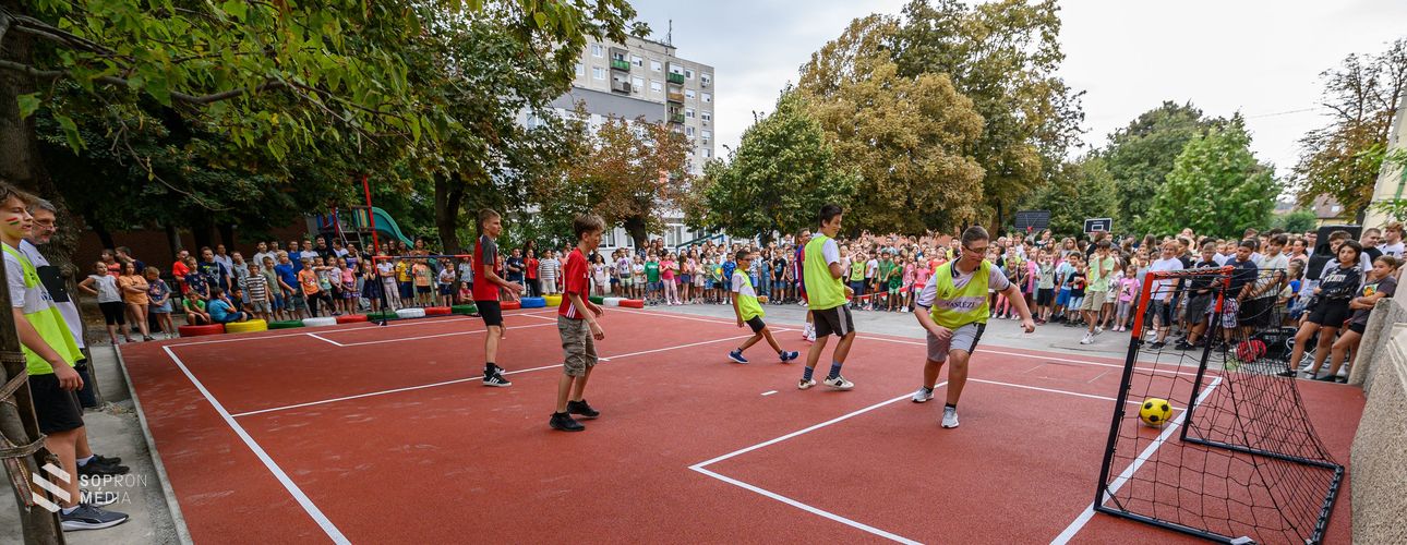 Új sportpályával gazdagodott a Deák Téri Általános Iskola