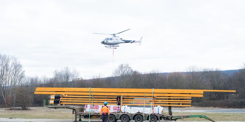 Helikopterrel szállították a Várhelyre az épülő új kilátó szerkezeti elemeit