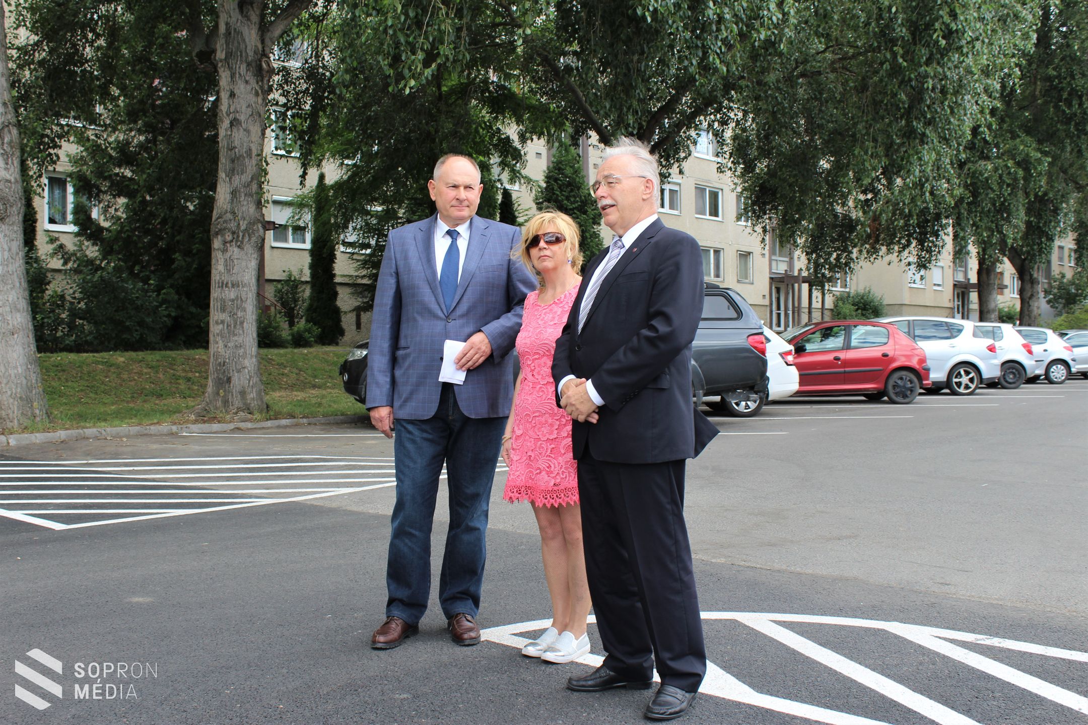 Rendezett, szilárd burkolatú parkolókat alakítottak ki a Jereván lakótelepen
