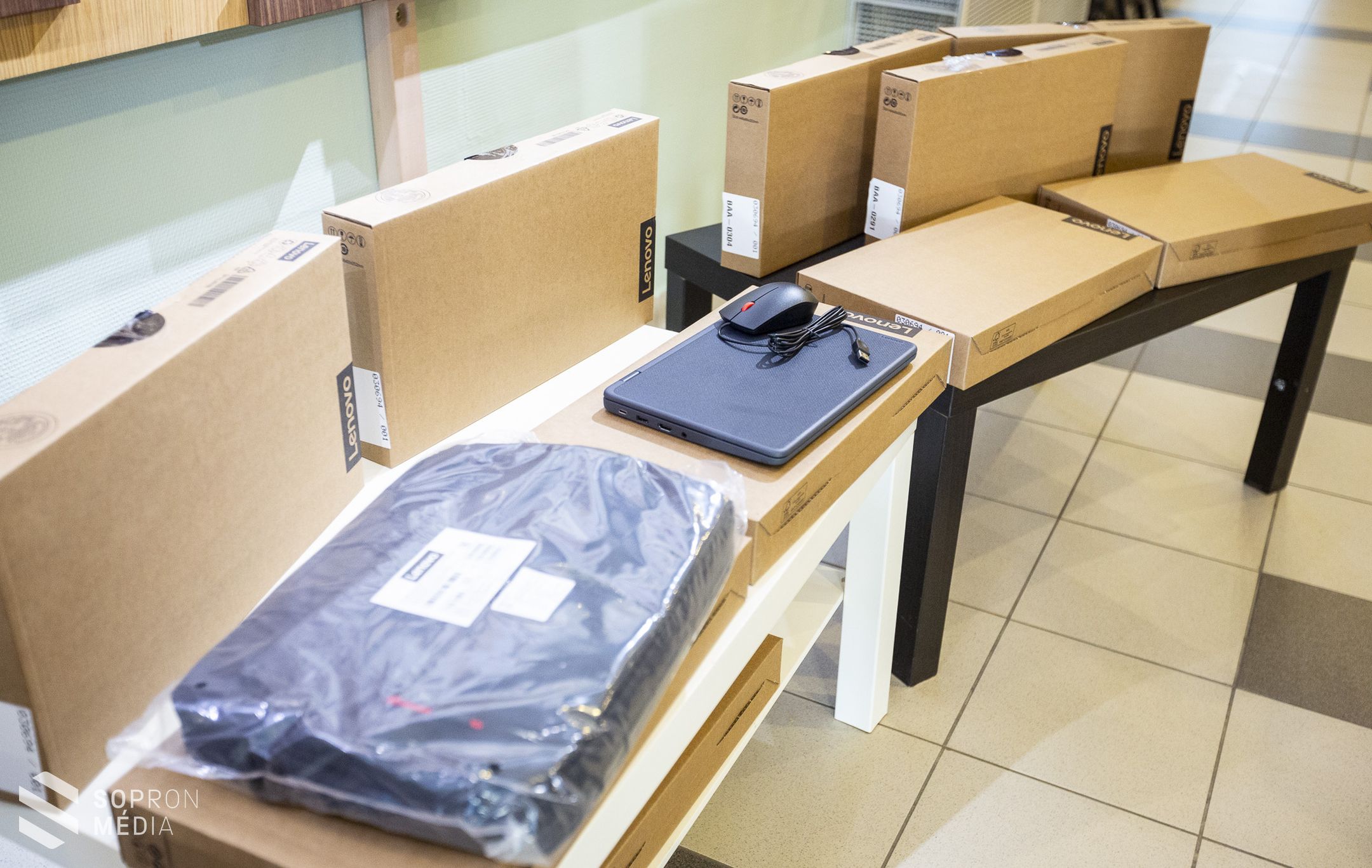 Cél a digitalizáció – Újabb számítástechnikai eszközöket kaptak a széchenyis diákok