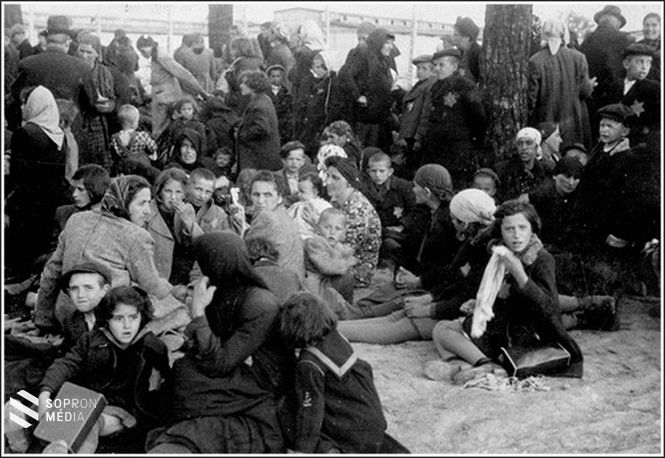 Gyanútlan várakozás: magyar zsidók a IV. és V. krematórium közötti területen a gázhalál előtt. 