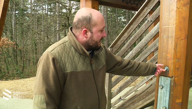 Bánáti László ellenőrzi a Sörházdombi kilátó csavarjait - ez most megvan