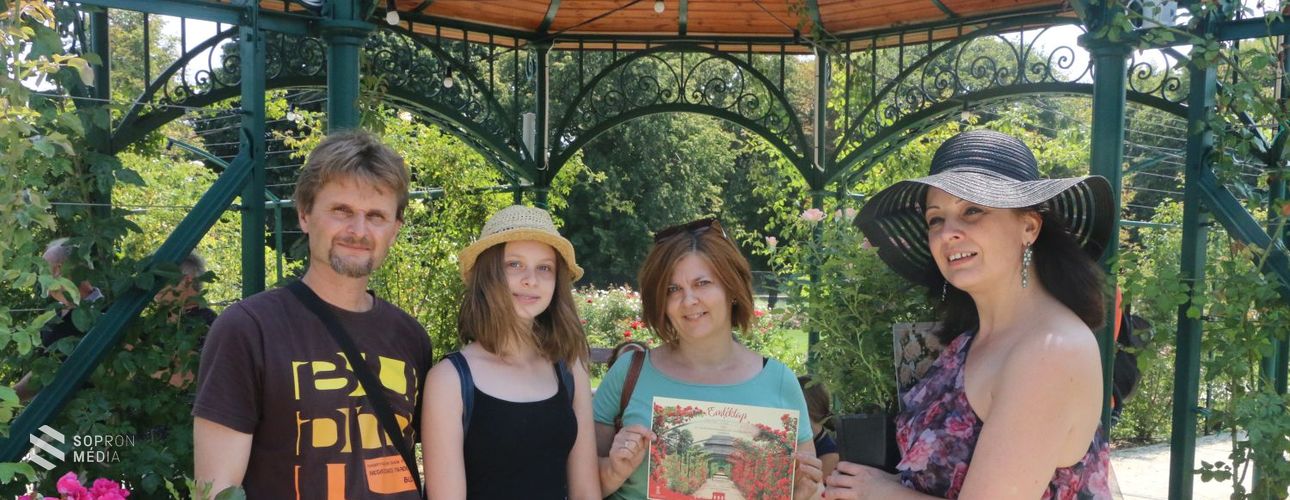 A 25.000. látogatót köszöntötték az Esterházy-kastély Cziráky Margit Rózsakertjében