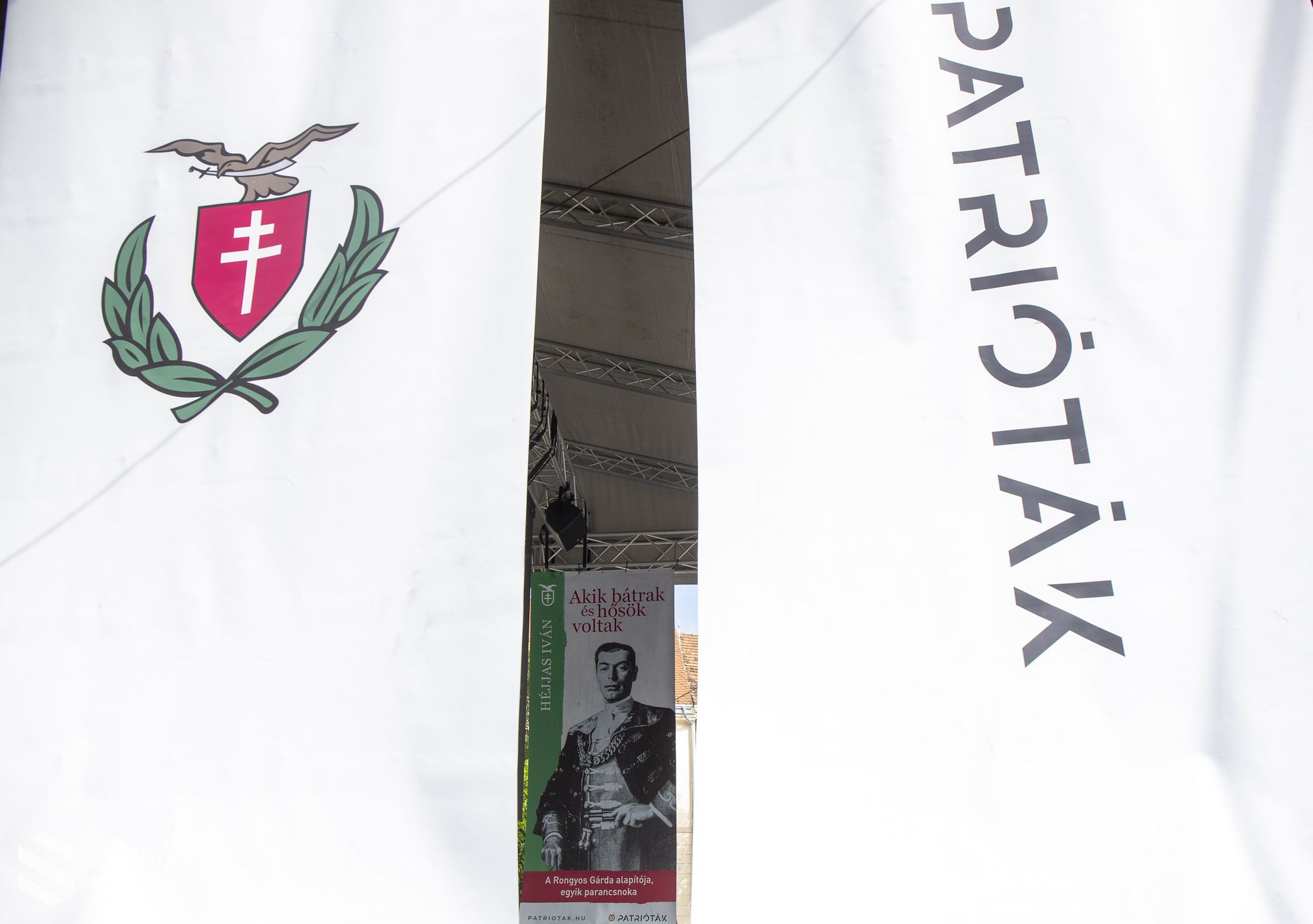 "Akik bátrak és hősök voltak" - kiállítás a belvárosban