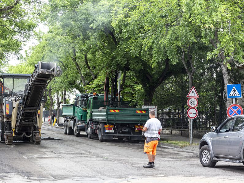 Elkezdődött a Kossuth Lajos utca útburkolatának felújítása