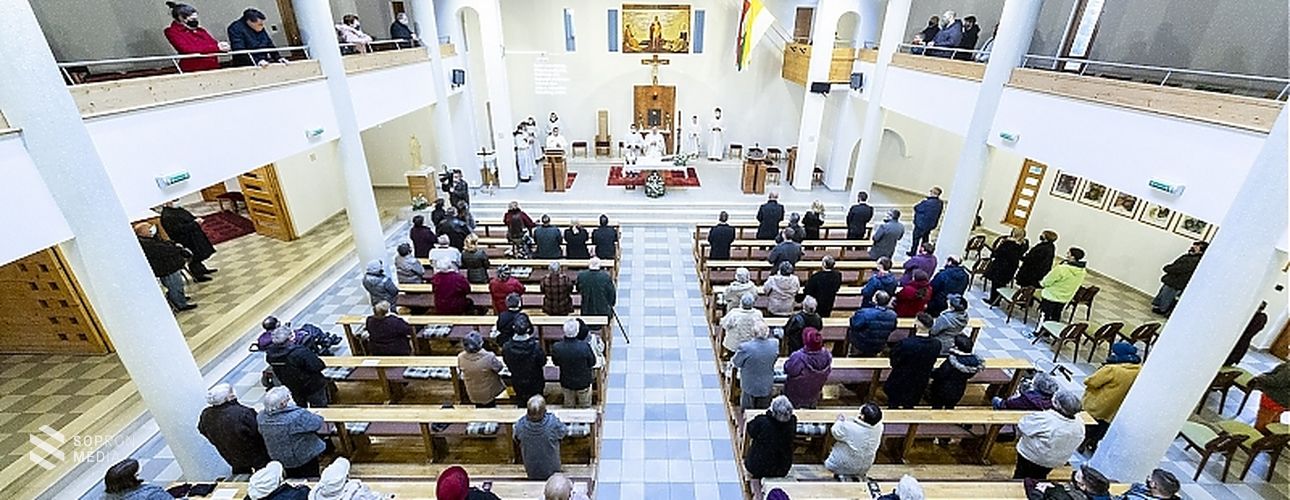 Vasárnaptól nem kell maszkot viselni a katolikus templomokban