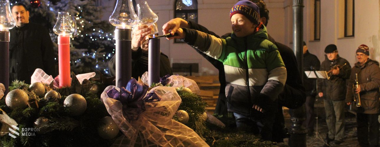 A negyedik gyertya is lángra lobbant az adventi koszorún