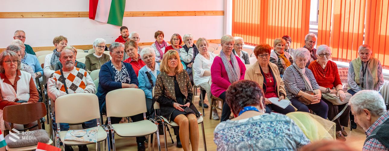 1956 emléke előtt adózott a Lővéri Nyugdíjas Klub