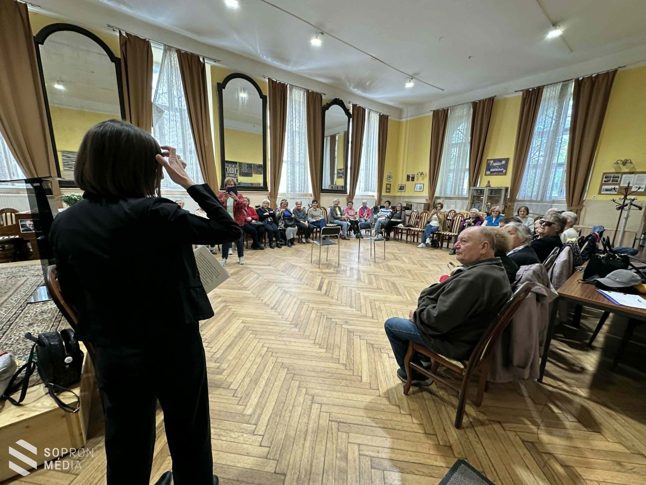 Terápiás kutyák látogattak el a nyugdíjas klub tagjaihoz