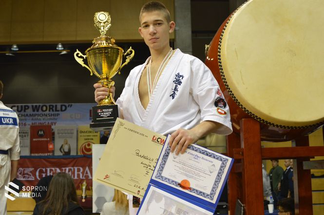 Pantelics Bence az U18-as Bajnoki kupával, és a külön díjjal a japán Taiko dob előtt