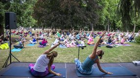 Nemzetközi Jóganapot tartottak az Erzsébet kertben