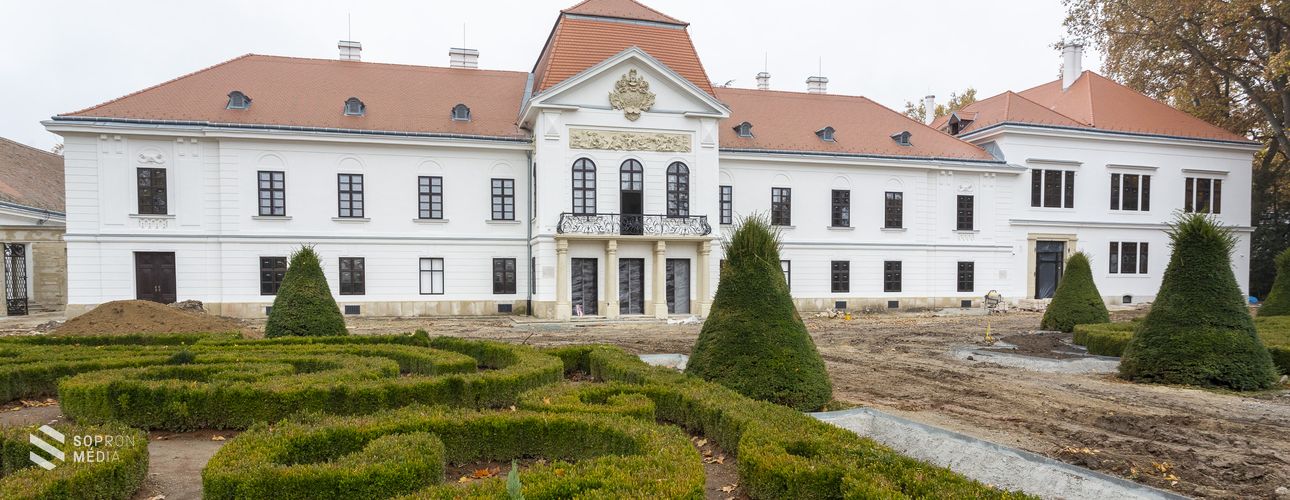 Képgalériát osztottak meg a nagycenki Széchenyi-kastély fejlesztéséről