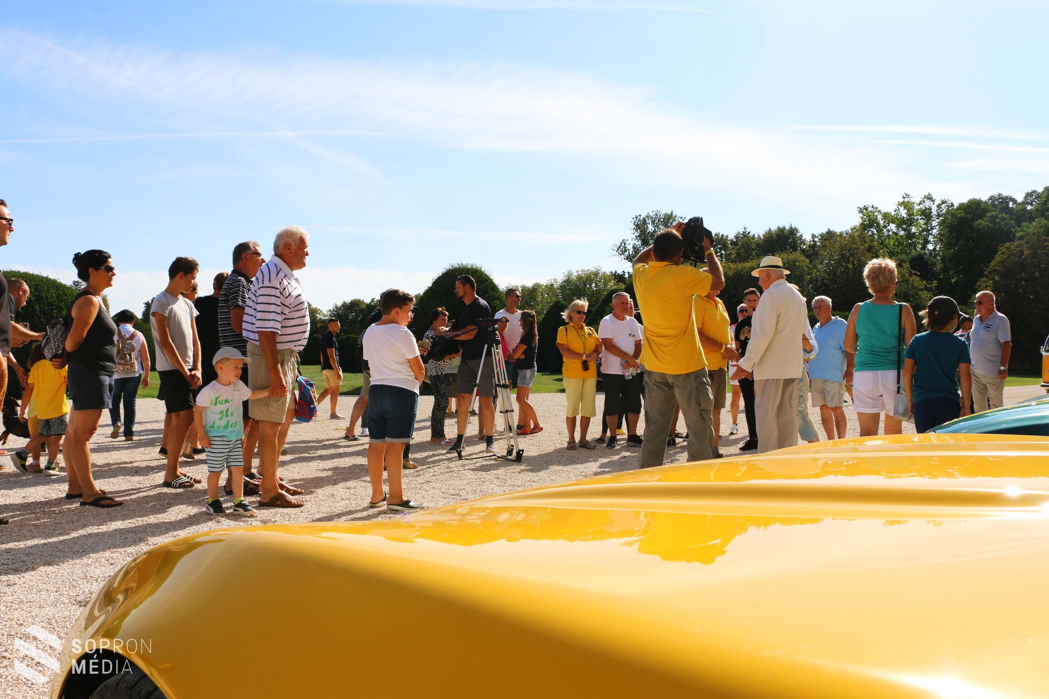 A Cross Hungary autós élménytúra a fertődi Esterházy-kastélyban