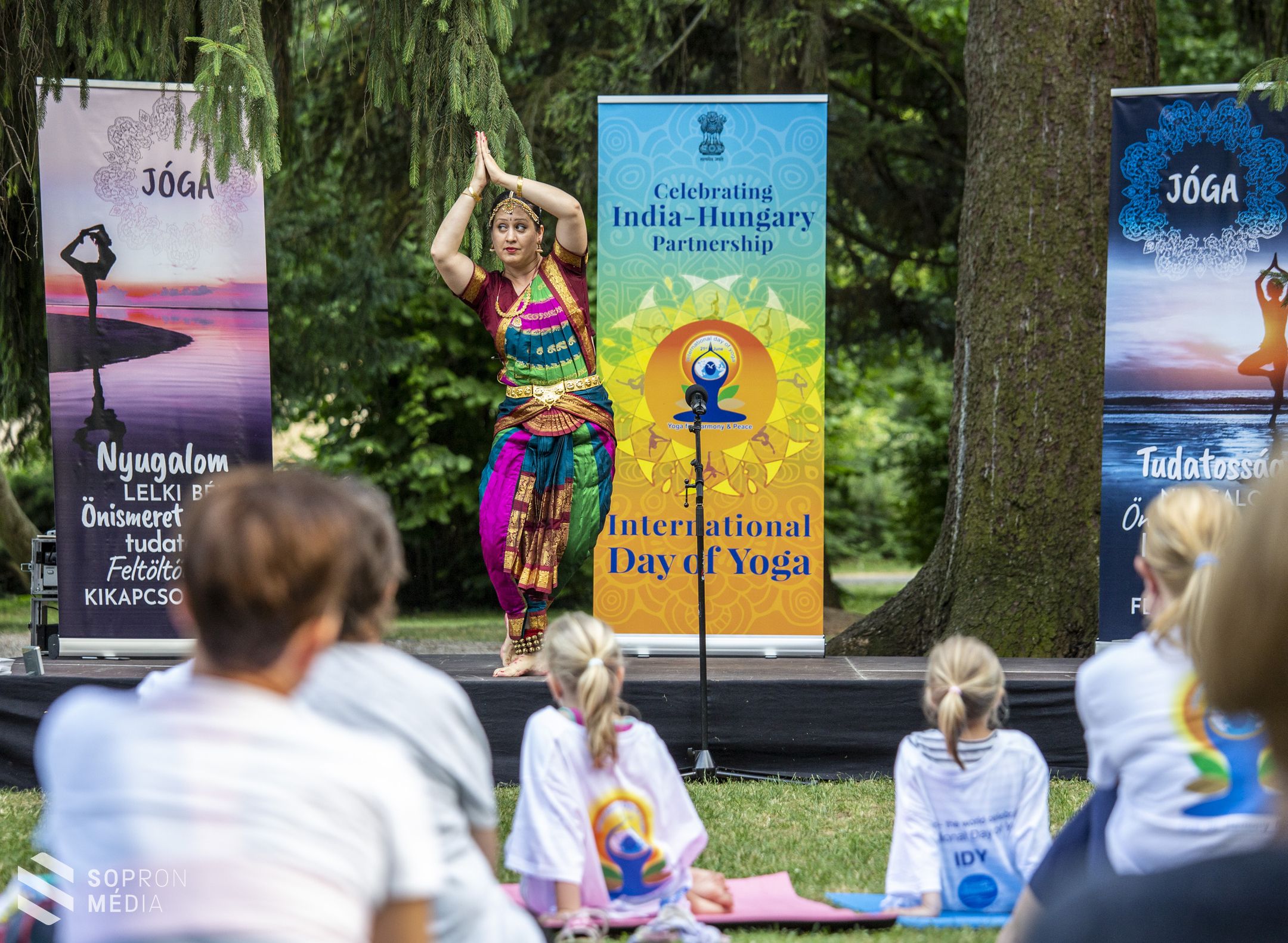 Nemzetközi Jóganapot tartottak az Erzsébet kertben