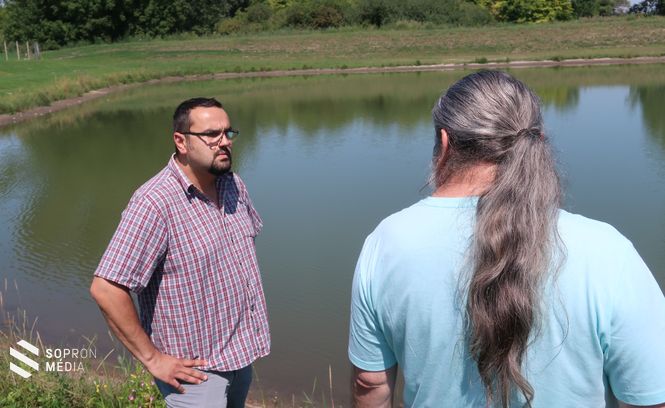 Hollósi Gábor, Lövő polgármestere és Schreiner Tamás, a Lövői Horgász Egyesület elnöke