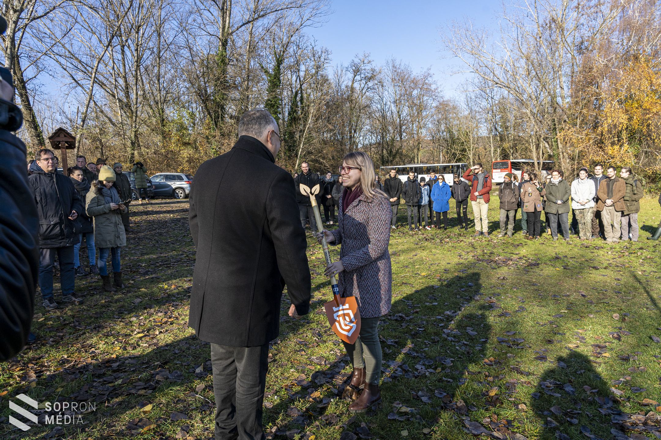 Közel 800 facsemetével gazdagodott a Hűség-erdő