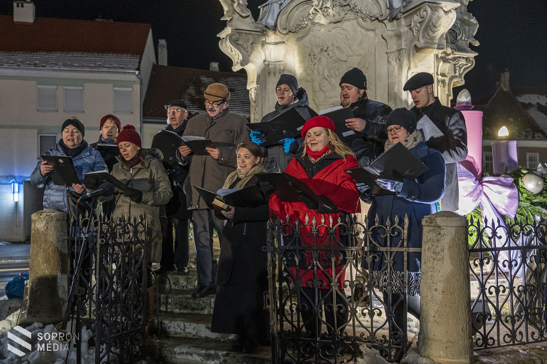 Lángra gyúlt a harmadik adventi gyertya is