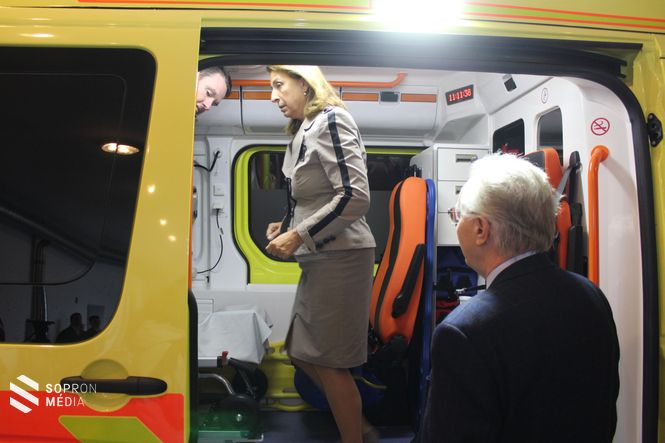 Dr. Molnár Ágnes országgyűlési képviselő is megtekintette az új esetkocsit. 
