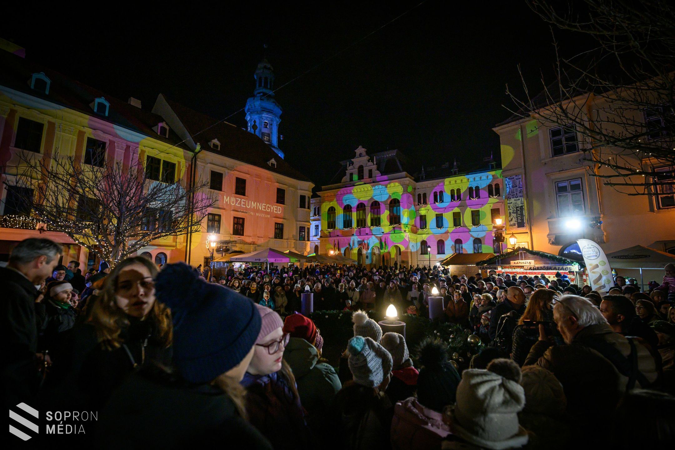 Fellobbant a remény lángja Sopronban is