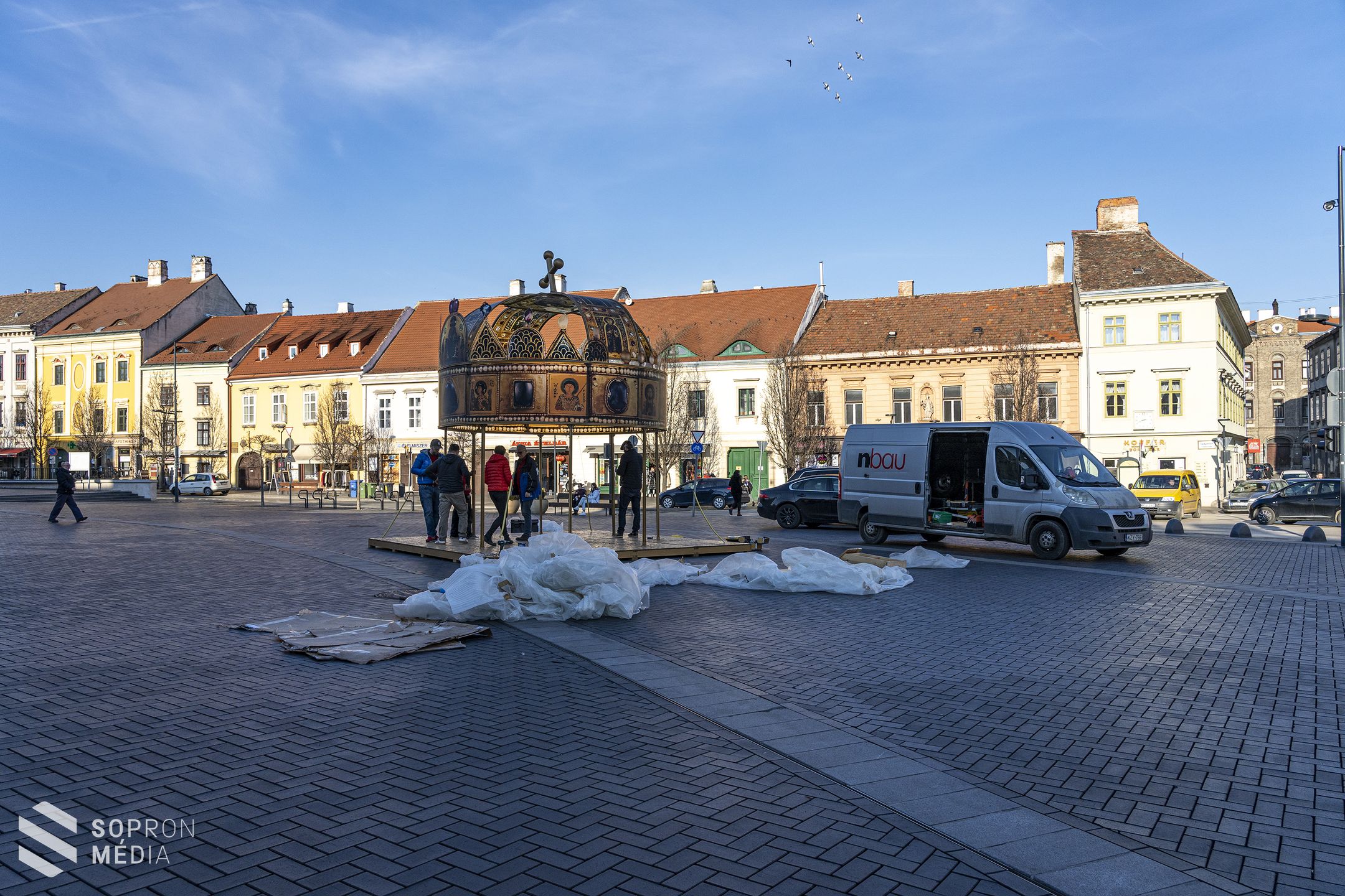 Sopronba is megérkezett a Szent Korona installáció  