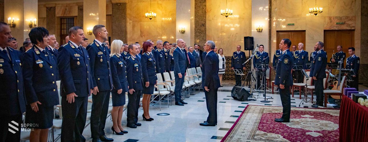 Adorján-napi elismeréseket vehettek át a Sopronkőhidai Fegyház és Börtön munkatársai