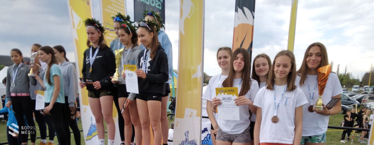 Ismét dobogós helyezést ért el a Szent Orsolya lány mezei futócsapata