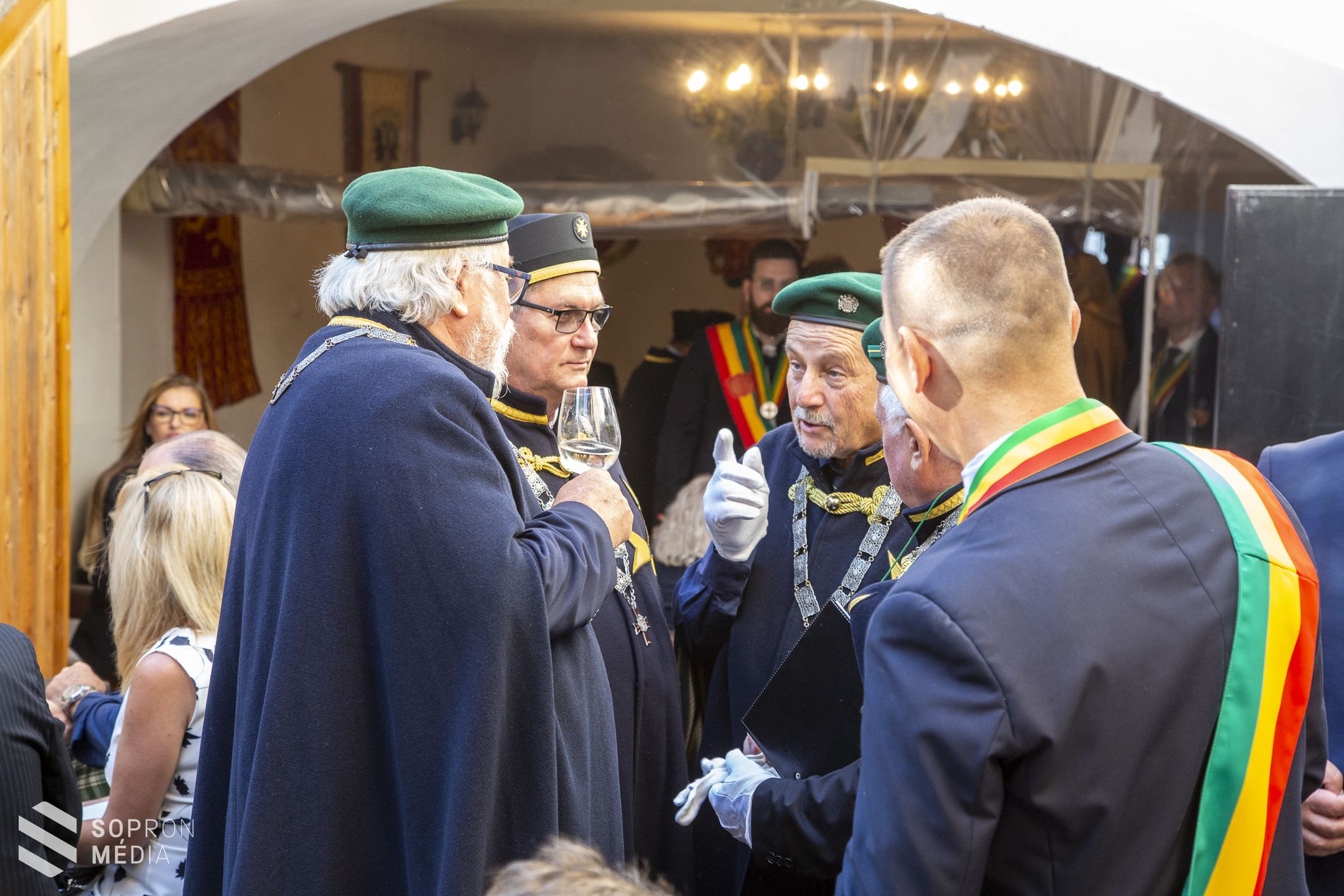 Új tagokat avatott az Európai Borlovagrend Soproni Legációja