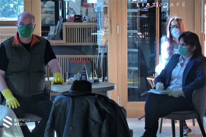 Egyeztető délelőtti értekezlet maszkban a Liszt Ferenc Kulturális Központ előterében