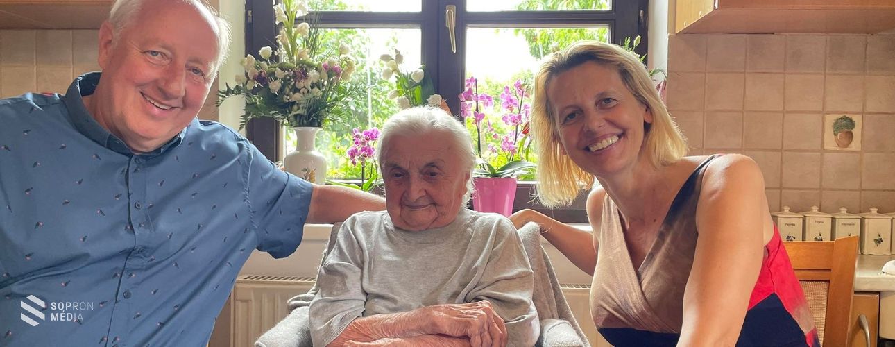 100. születésnapja alkalmából köszöntötték Hegedüs Ferencnét