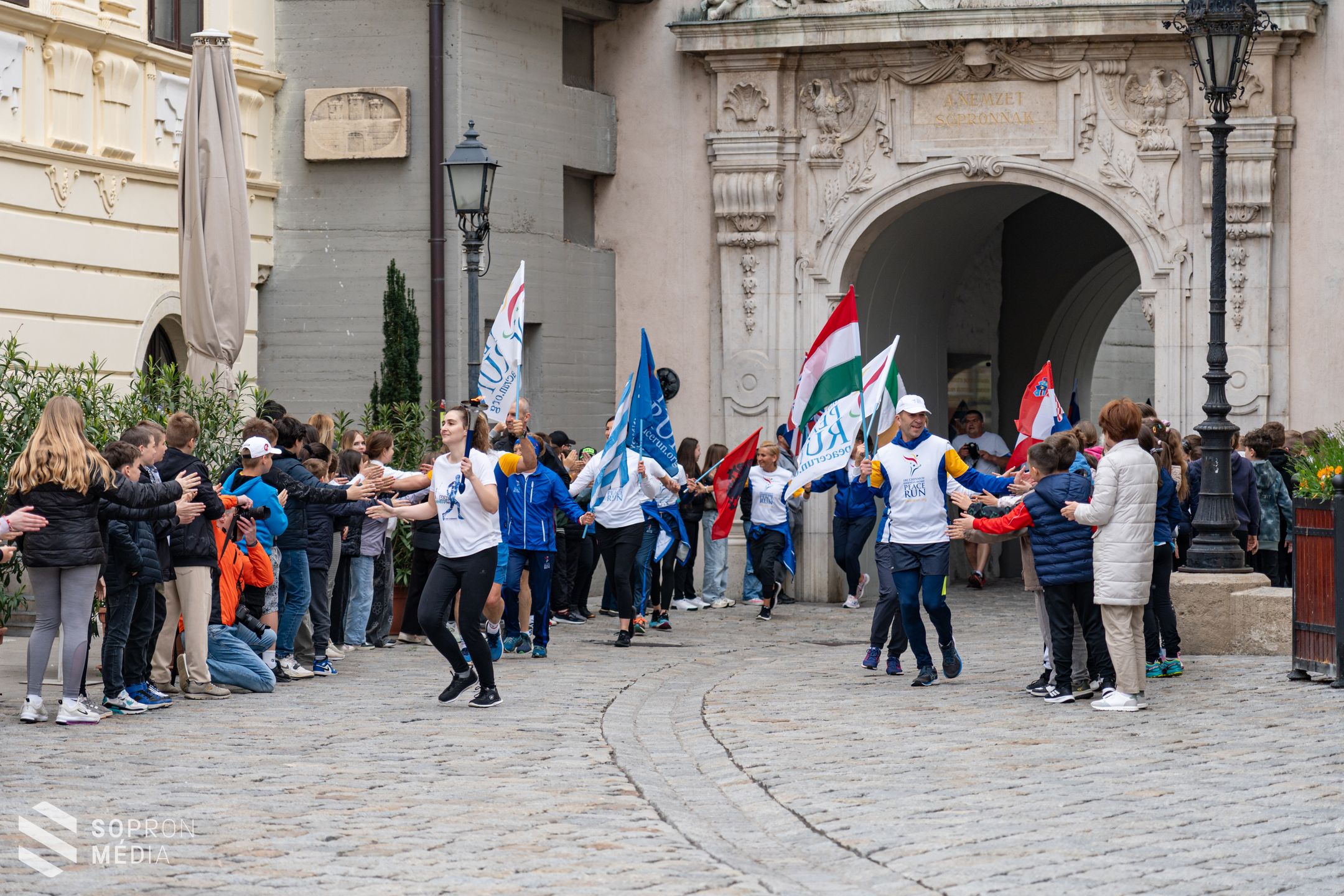 Sopronba érkezett hétfőn a békefutás delegációja