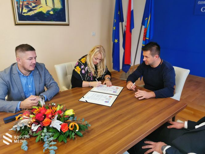 Karlo Klarin, Lukács Zsuzsanna, Kristijan Jareb kézjegyükkel látják el a megállapodást.