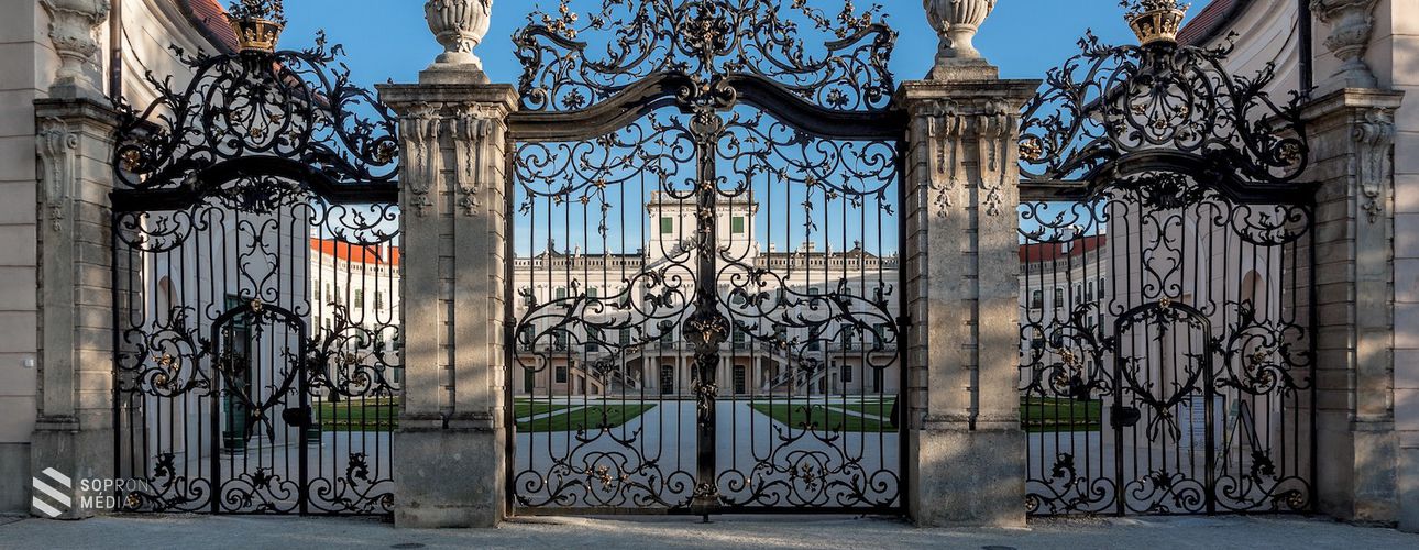 A legendás kapu, amely több mint 250 éve őrzi a fertődi Esterházy-kastély főbejáratát