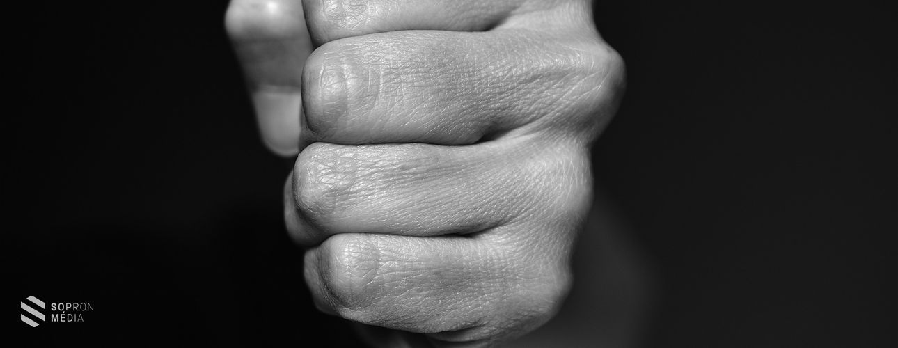 Többen ütöttek és megrugdostak egy 76 éves forgalomirányítót, a soproni rendőrök elfogták a verekedő férfiakat