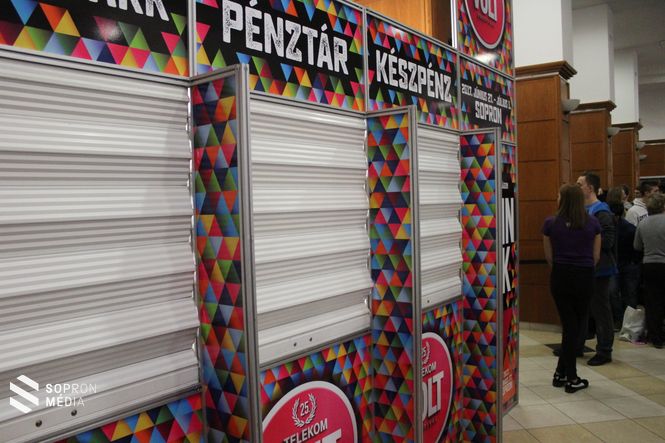 A nyitás előtti pillanat