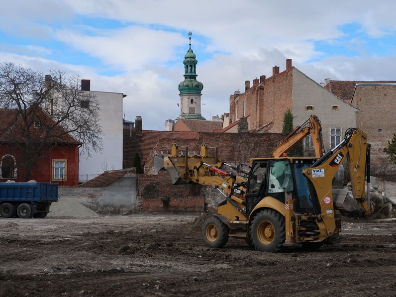 Ideiglenes parkolót alakítanak ki az Árpád utcában