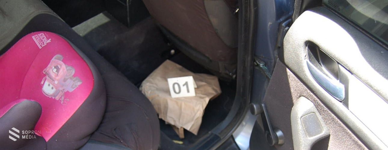 Kábítószergyanús anyagra bukkantak a soproni rendőrök egy autóban Lövőn 