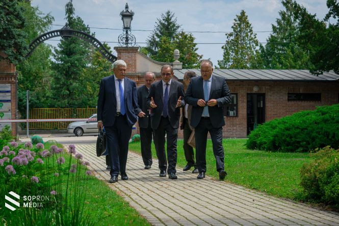 Dr. Csányi Sándor, a Soproni Egyetemért Alapítvány kuratóriumának elnöke, Prof. Dr. Náhlik András leköszönő rektor és Prof. Dr. Fábián Attila, az egyetem új vezetője a Soproni Egyetem campusán 