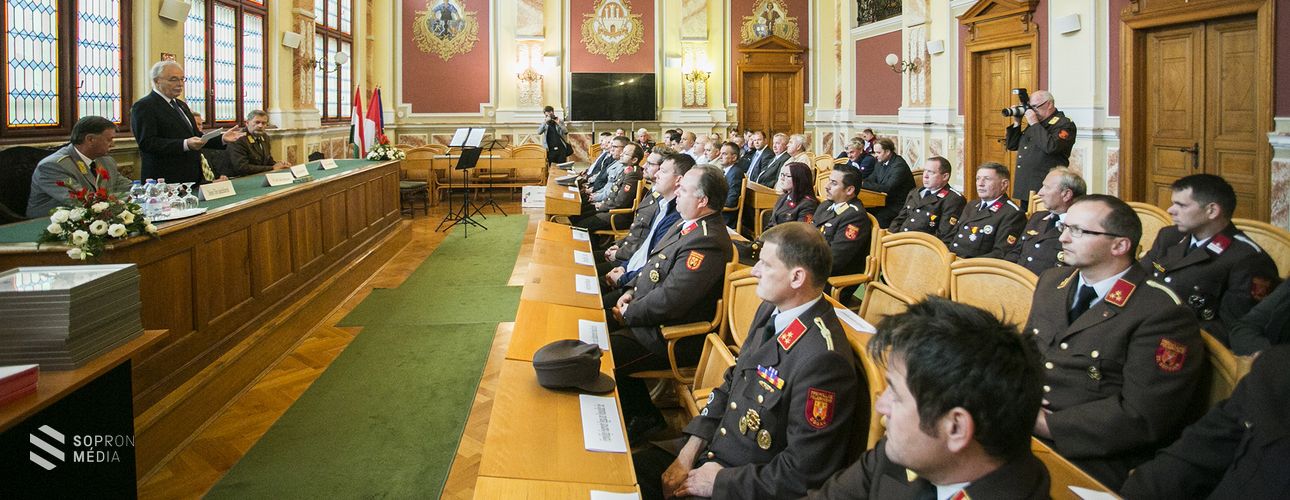 Elismerés a tűzoltóknak a Fertő tavi cölöpházak oltásában végzett áldozatos munkájáért!