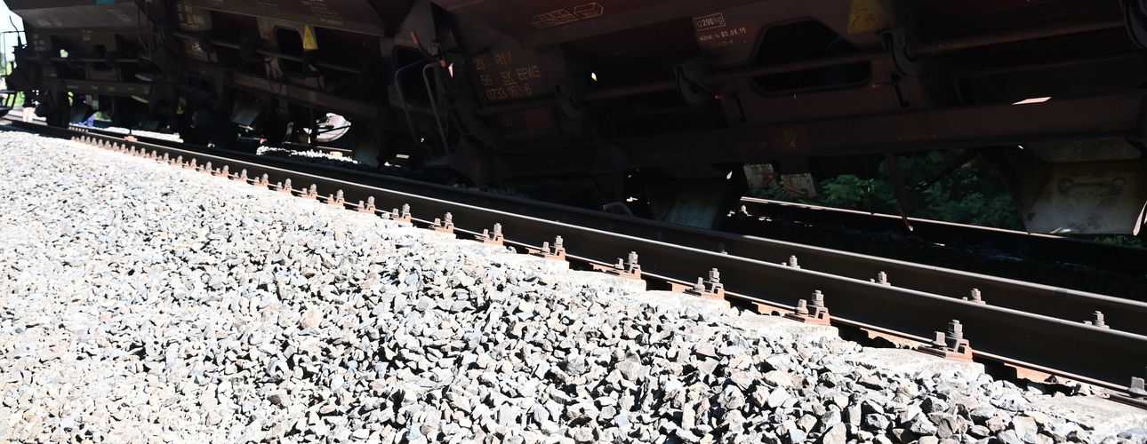 Marad a korlátozás - Elhúzódhat a vasúti pálya helyreállítása