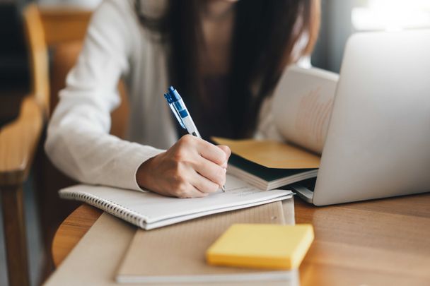 Az élet.történet. pályázatról adott hírt a jelenkor.net