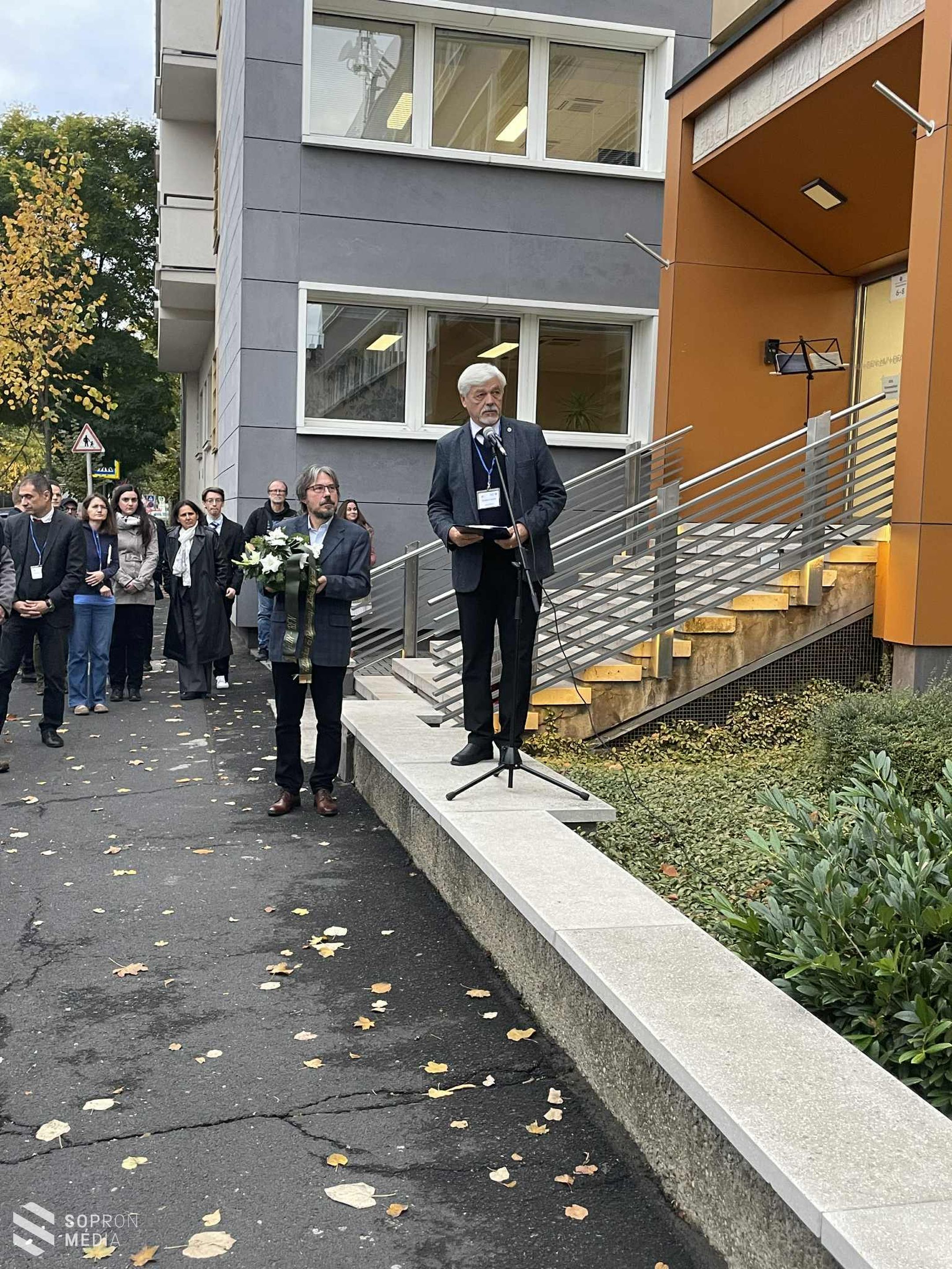 Megkoszorúzták Tárczy-Hornoch Antal mellszobrát – 125 éve született a soproni tudományos múlt nagy alakja