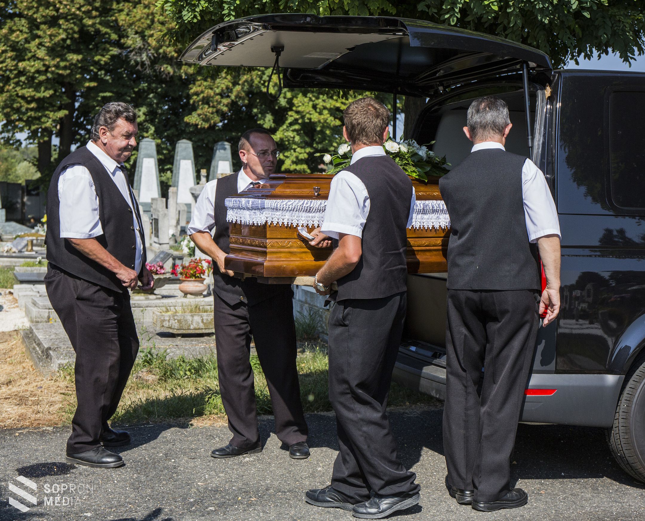 Végső nyugalomra helyezték a civil áldozatokat