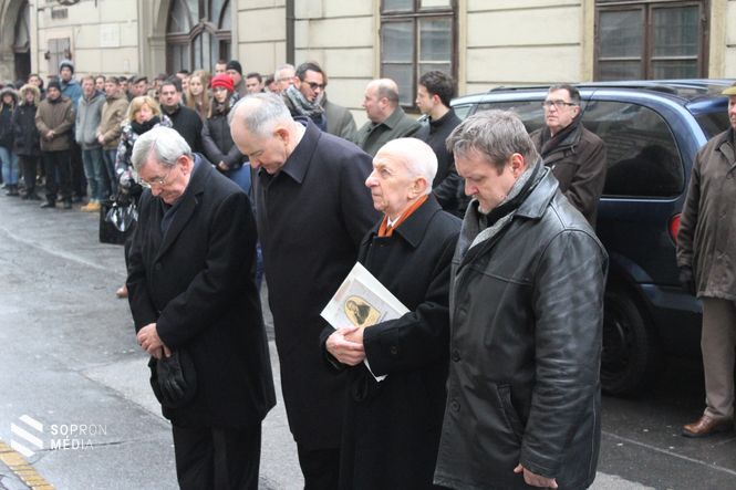 Dr. Józan Tibor, Dr. Simon István, Andrássy Péter és Hoczek László az emléktábla előtt (b-j)
